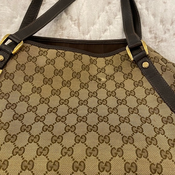 Gucci Vintage Abbey Shoulder Bag. Originally purchased from Gucci Toronto - Picture 6 of 12